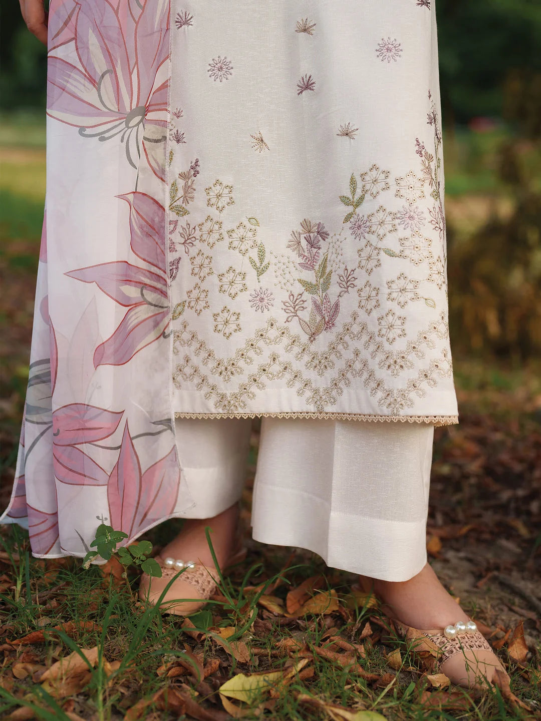 Graceful Embroidered Lawn 3-Piece Suit with Digital Printed Jacquard Dupatta – 5158