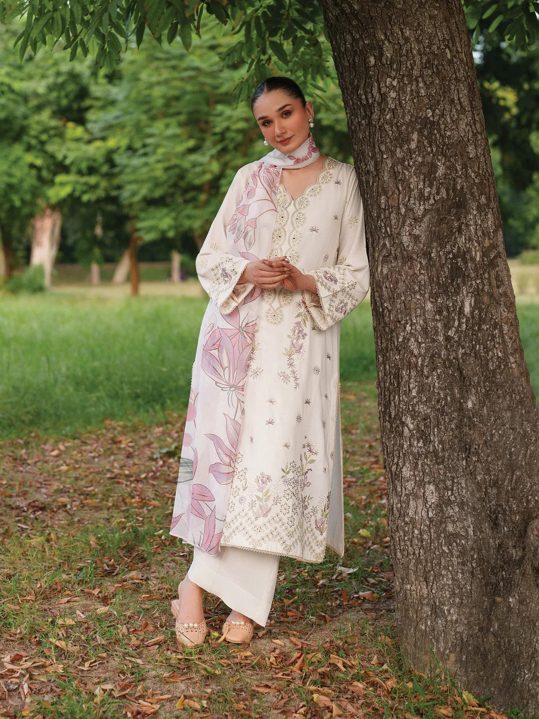 Graceful Embroidered Lawn 3-Piece Suit with Digital Printed Jacquard Dupatta – 5158