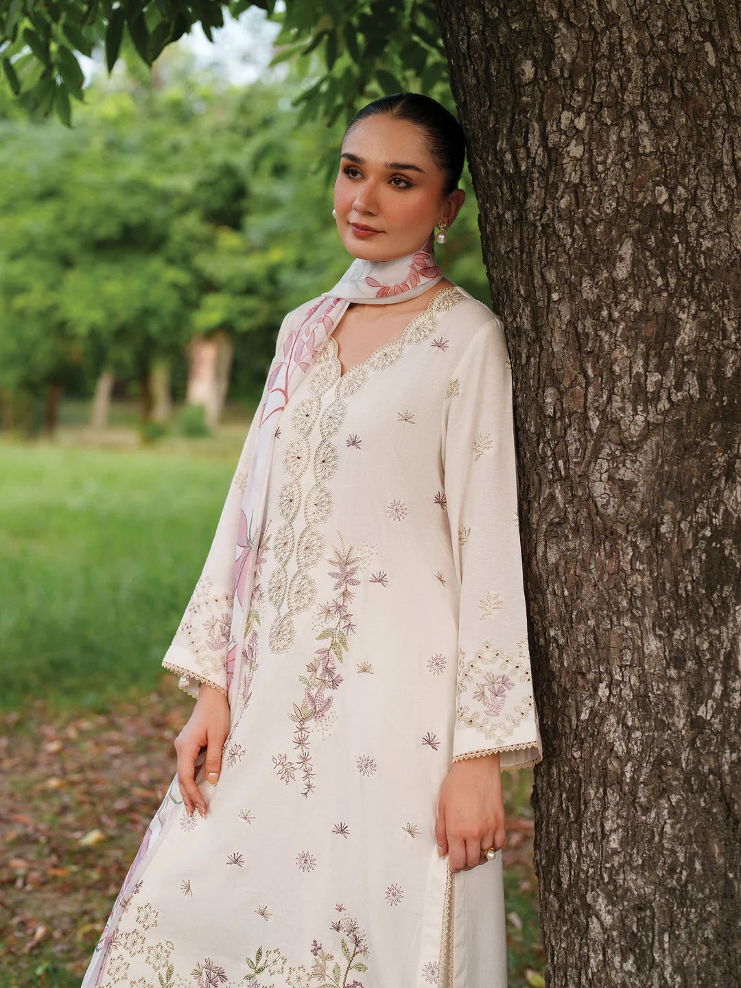 Graceful Embroidered Lawn 3-Piece Suit with Digital Printed Jacquard Dupatta – 5158